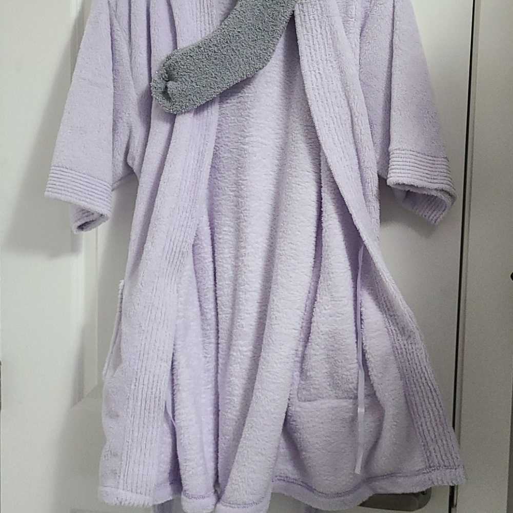 New! Plush Bath Robe & Fuzzy Socks - Picture 8 of 9